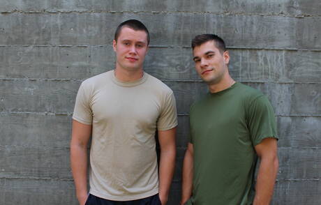 Piękni amerykańscy chłopcy, twardy facet Princeton Price i twardy facet Damien Nichols w twardym seksie analnym na zewnątrz