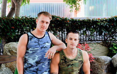 Le husky américain Quentin Gainz et Kevin Grey se sucent et se baisent à l