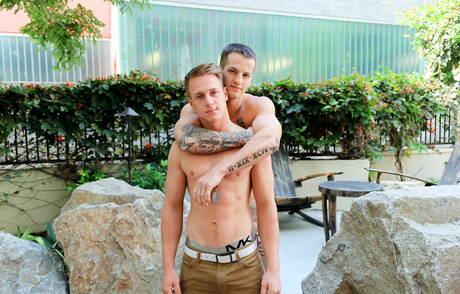 Le husky américain Quentin Gainz et Kevin Grey se sucent et se baisent à l