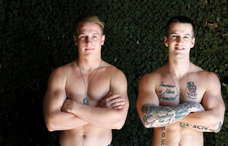 Le husky américain Quentin Gainz et Kevin Grey se sucent et se baisent à l