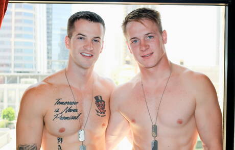 Le husky américain Quentin Gainz et Kevin Grey se sucent et se baisent à l