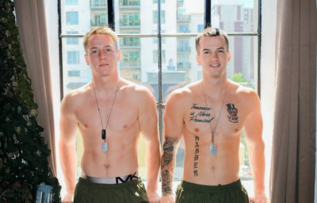 Le husky américain Quentin Gainz et Kevin Grey se sucent et se baisent à l