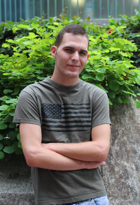 Der schöne Junge Bo Connor zeigt draußen einen perfekten Körper