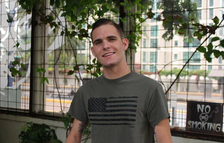 Der schöne Junge Bo Connor zeigt draußen einen perfekten Körper