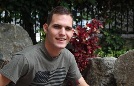 Der schöne Junge Bo Connor zeigt draußen einen perfekten Körper