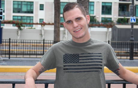 Der schöne Junge Bo Connor zeigt draußen einen perfekten Körper