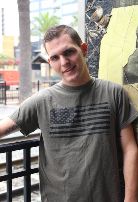 Der schöne Junge Bo Connor zeigt draußen einen perfekten Körper