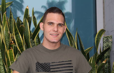 Der schöne Junge Bo Connor zeigt draußen einen perfekten Körper