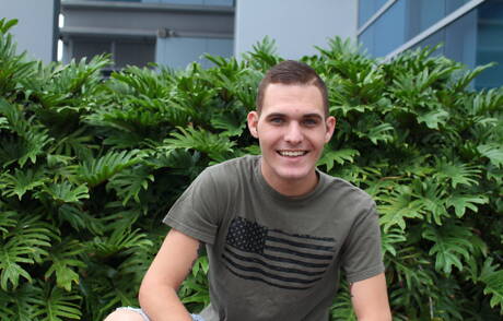 Der schöne Junge Bo Connor zeigt draußen einen perfekten Körper