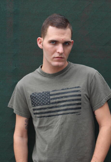 Der schöne Junge Bo Connor zeigt draußen einen perfekten Körper