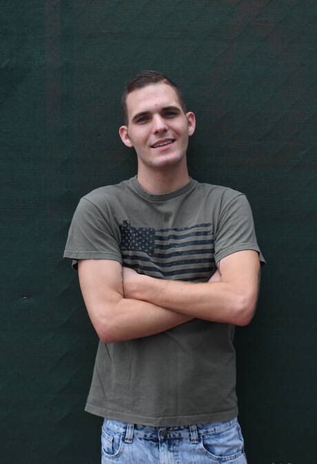 Der schöne Junge Bo Connor zeigt draußen einen perfekten Körper