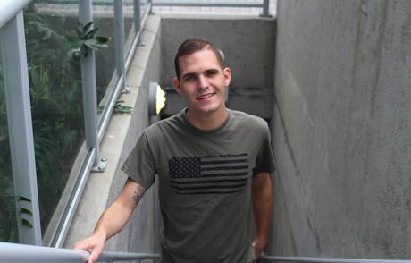 Der schöne Junge Bo Connor zeigt draußen einen perfekten Körper