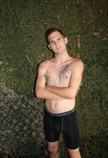 De knappe jongen Bo Connor laat van buitenaf een perfect lichaam zien