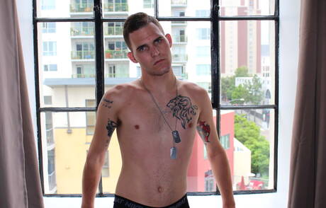 Der schöne Junge Bo Connor zeigt draußen einen perfekten Körper