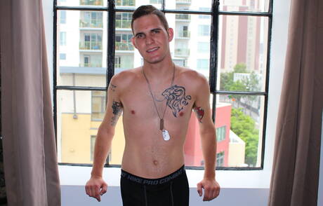 Der schöne Junge Bo Connor zeigt draußen einen perfekten Körper