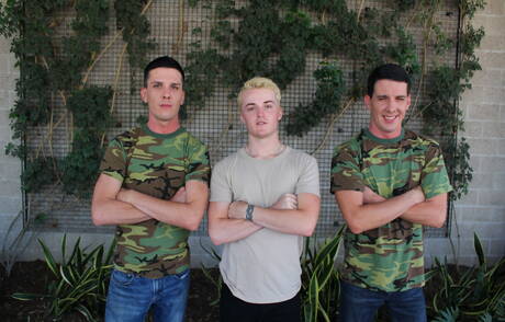 Die schamlosen Typen Dominic, Michael Stax und Jacob Stax beim heißen Dreier-Analsex im Freien