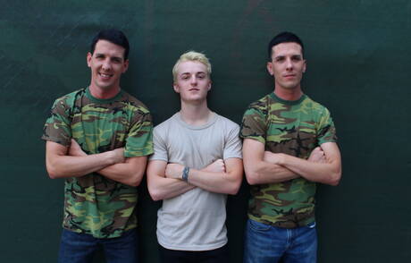 Die schamlosen Typen Dominic, Michael Stax und Jacob Stax beim heißen Dreier-Analsex im Freien