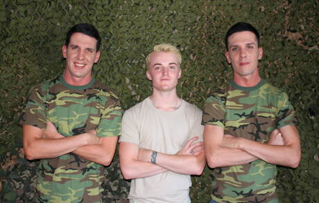 Die schamlosen Typen Dominic, Michael Stax und Jacob Stax beim heißen Dreier-Analsex im Freien