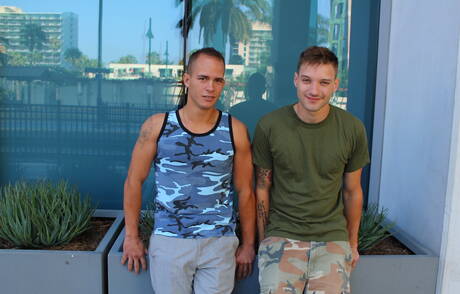 Amerykański muskularny Richard Buldger i piękny chłopak Jaxon D ruchają się po obciąganie na zewnątrz