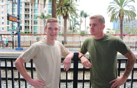 Heiße amerikanische Jungs, der junge Kerl Ryan Jordan und der Superhengst Scott Finn bei heißer homosexueller Action draußen