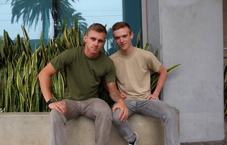 Gorący amerykańscy chłopcy młody facet Ryan Jordan i superogier Scott Finn w gorącej homoseksualnej akcji na zewnątrz