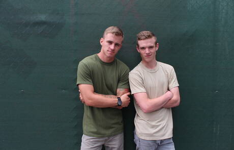 Heiße amerikanische Jungs, der junge Kerl Ryan Jordan und der Superhengst Scott Finn bei heißer homosexueller Action draußen