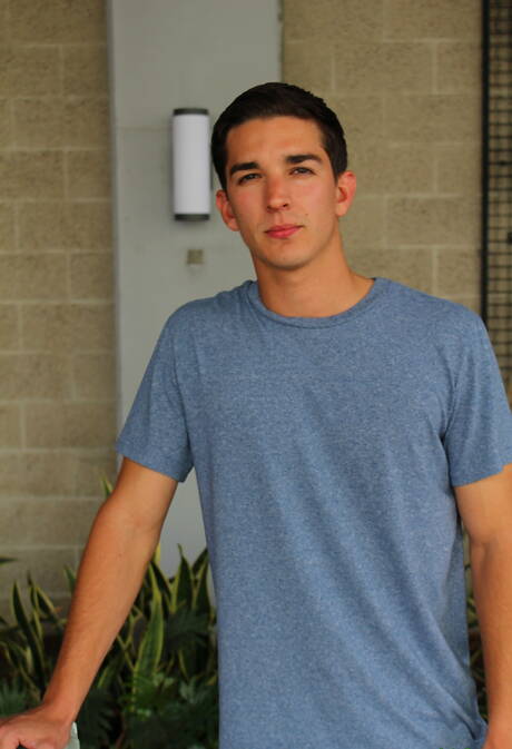 Lindo garoto Johnny Miles se masturbando ao ar livre