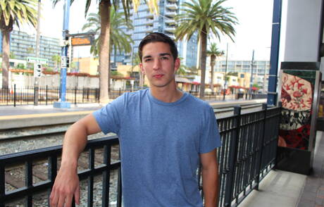 Lindo garoto Johnny Miles se masturbando ao ar livre