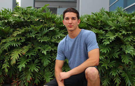 Lindo garoto Johnny Miles se masturbando ao ar livre