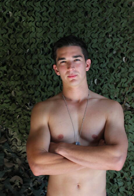 Lindo garoto Johnny Miles se masturbando ao ar livre