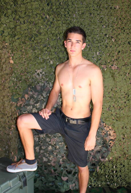 Lindo garoto Johnny Miles se masturbando ao ar livre