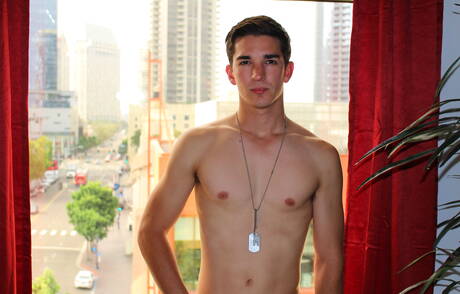 Lindo garoto Johnny Miles se masturbando ao ar livre