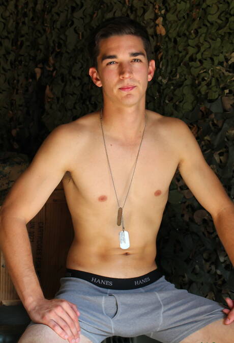 El hermoso chico Johnny Miles se masturba al aire libre