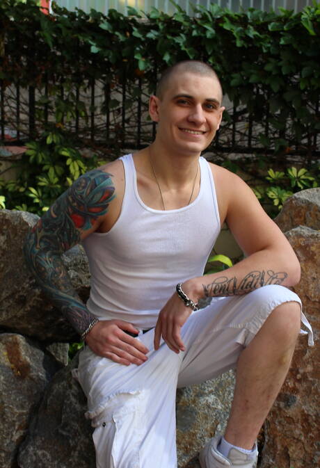 Der bullige Alex Michaels lutscht draußen den Schwanz