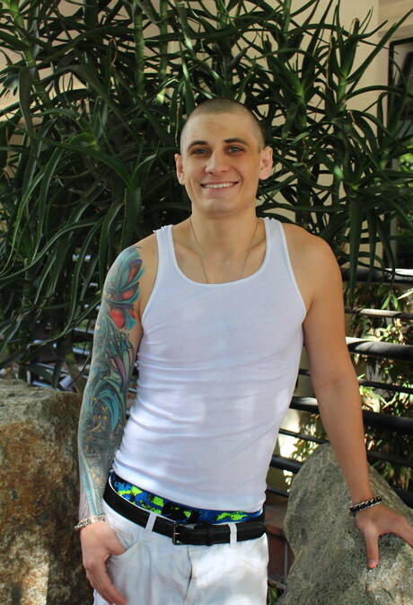 Der bullige Alex Michaels lutscht draußen den Schwanz