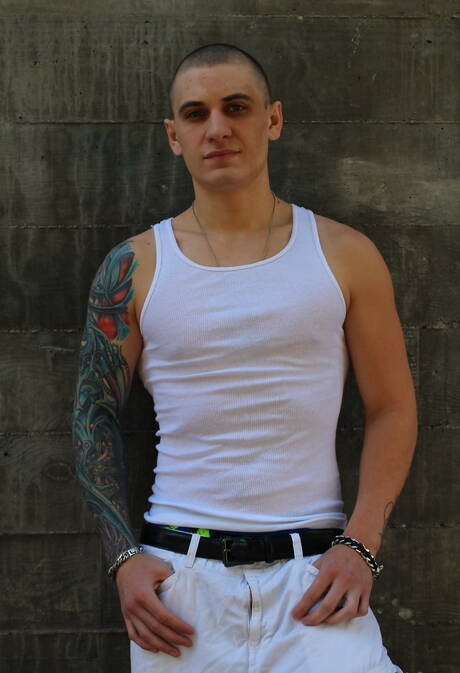 Der bullige Alex Michaels lutscht draußen den Schwanz