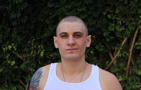 Der bullige Alex Michaels lutscht draußen den Schwanz