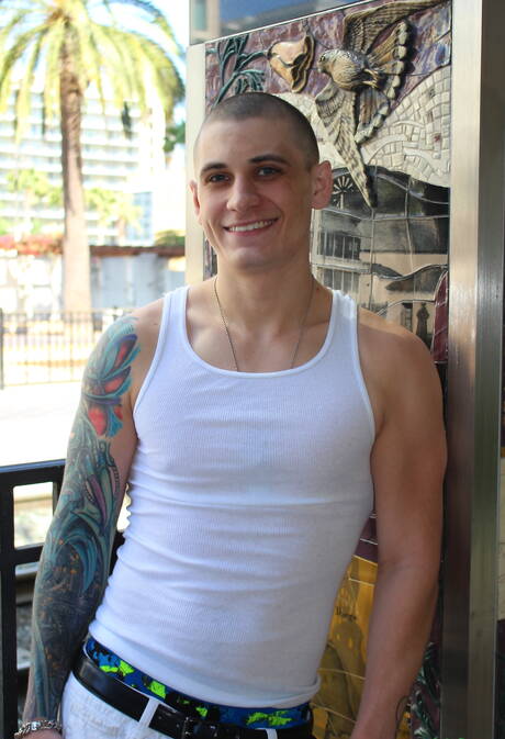 Der bullige Alex Michaels lutscht draußen den Schwanz