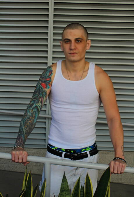 Der bullige Alex Michaels lutscht draußen den Schwanz