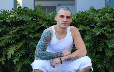 Der bullige Alex Michaels lutscht draußen den Schwanz