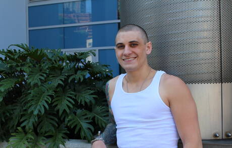 Der bullige Alex Michaels lutscht draußen den Schwanz