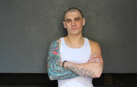 Der bullige Alex Michaels lutscht draußen den Schwanz