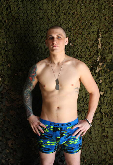 Der bullige Alex Michaels lutscht draußen den Schwanz