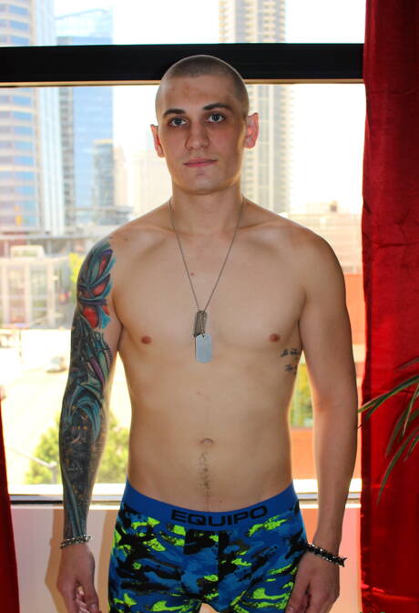 Der bullige Alex Michaels lutscht draußen den Schwanz