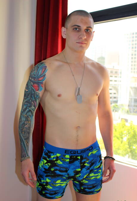 Der bullige Alex Michaels lutscht draußen den Schwanz