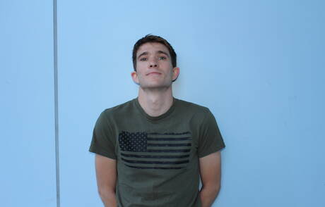 Der junge Connor C hat Spaß im Freien