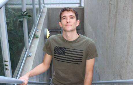 Der junge Connor C hat Spaß im Freien