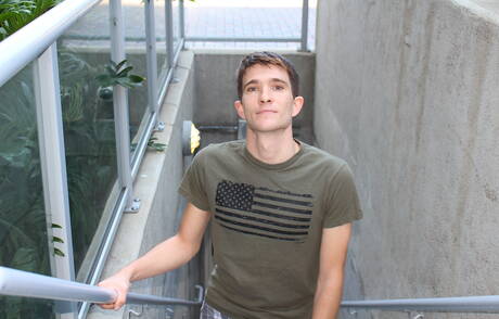 Der junge Connor C hat Spaß im Freien