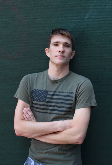 Der junge Connor C hat Spaß im Freien