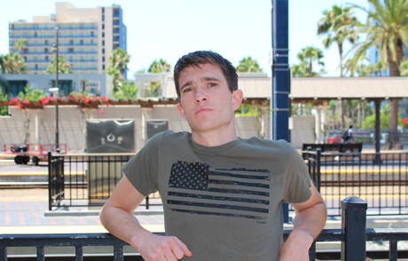 Der junge Connor C hat Spaß im Freien